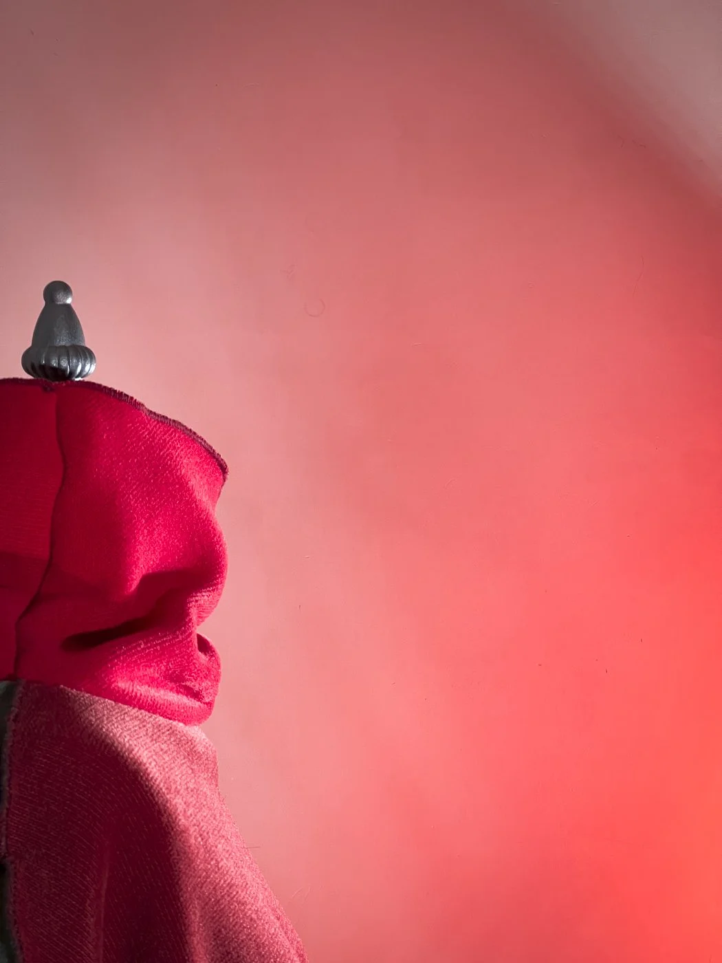 MACHIN-MACHINE-AVEC-pull-rouge-rose-5.jpg