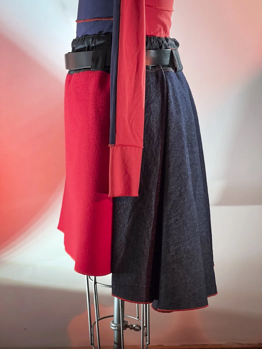 MACHIN-MACHINE-AVEC-jupette-rouge-5.jpg