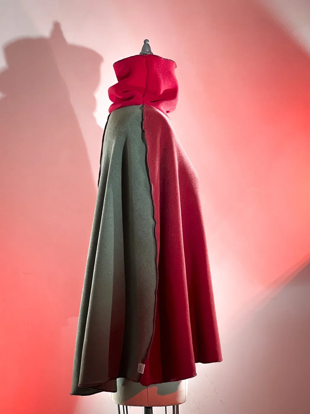 MACHIN-MACHINE-AVEC-pull-rouge-rose-4.jpg