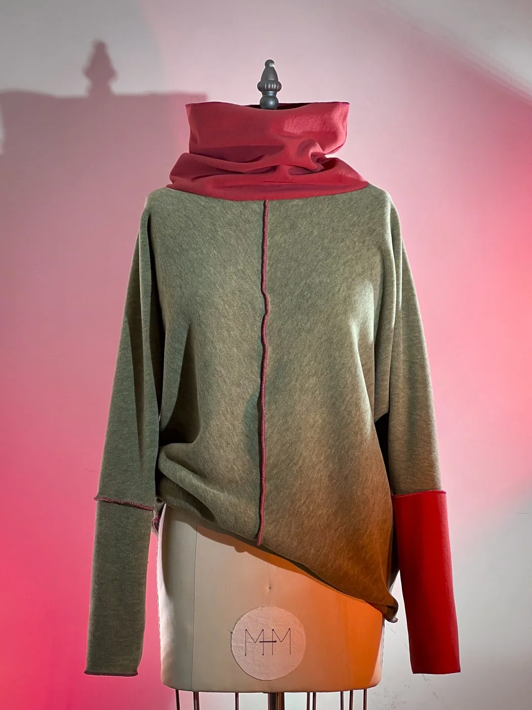 MACHIN-MACHINE-AVEC-pull-rouge-rose-23.jpg