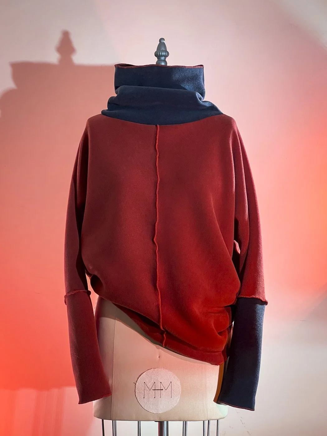 MACHIN-MACHINE-AVEC-pull-rouge-rose-16.jpg