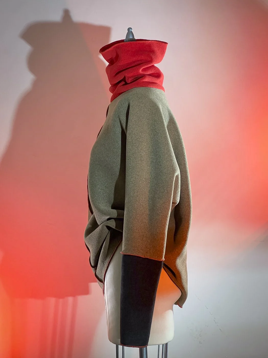 MACHIN-MACHINE-AVEC-pull-rouge-rose-10.jpg
