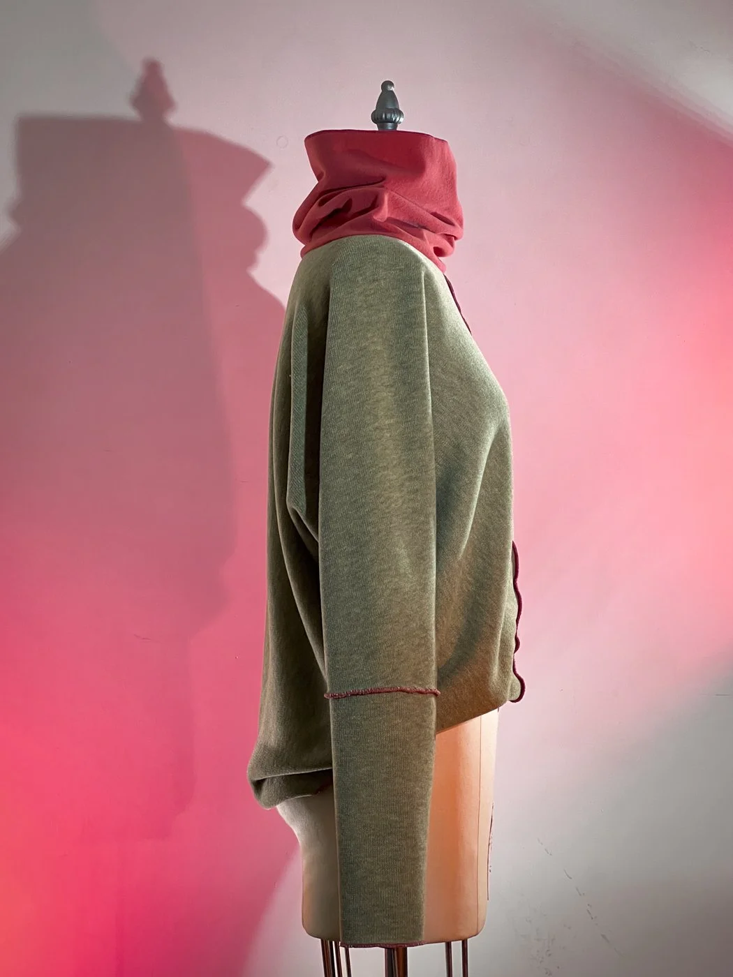 MACHIN-MACHINE-AVEC-pull-rouge-rose-22.jpg