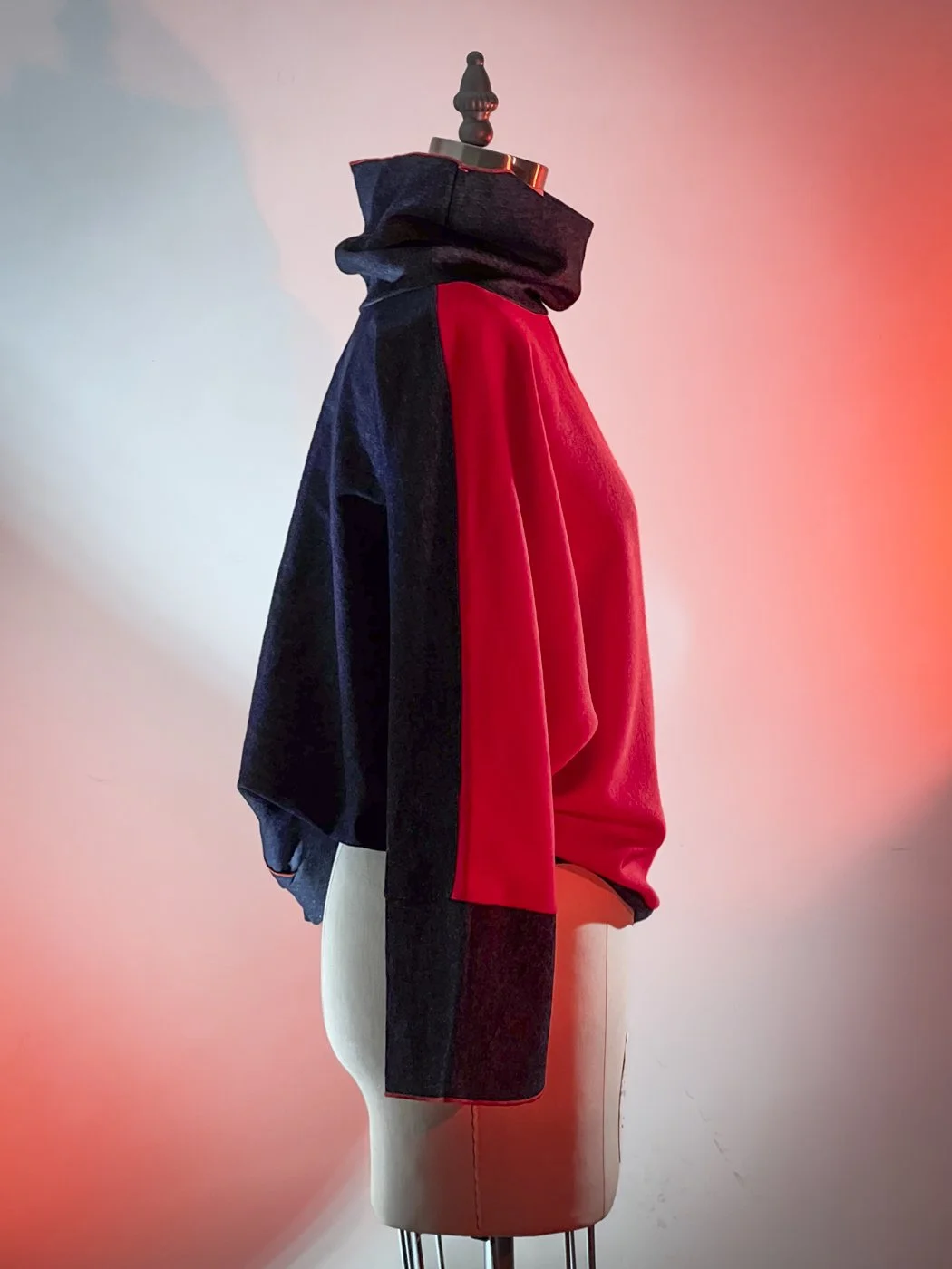 MACHIN-MACHINE-AVEC-blouse-rouge-1.jpg