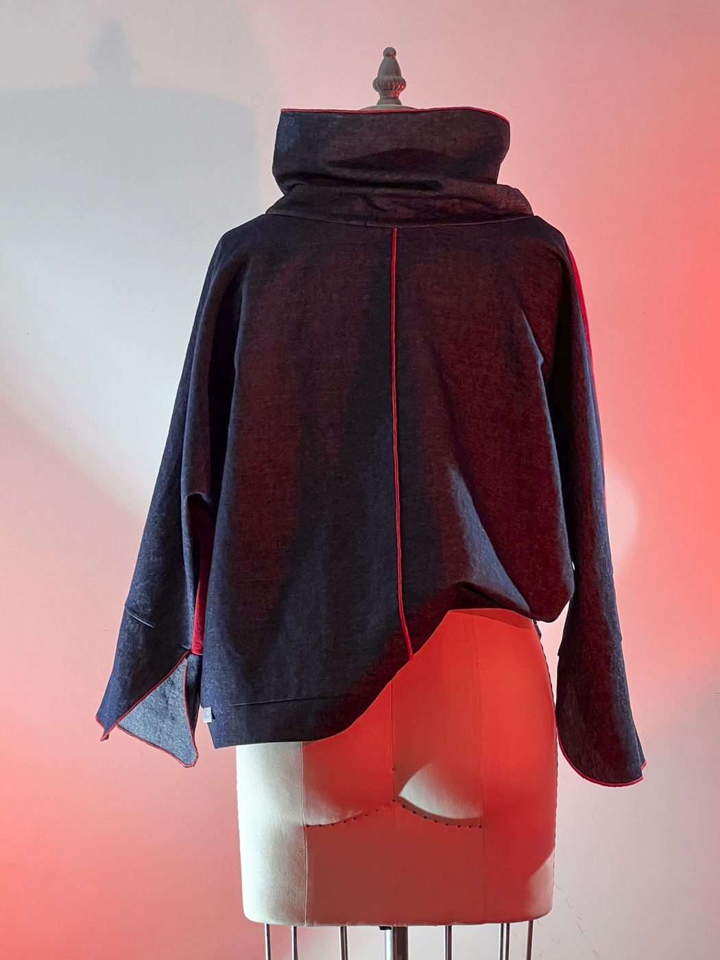 MACHIN-MACHINE-AVEC-blouse-rouge-3.jpg