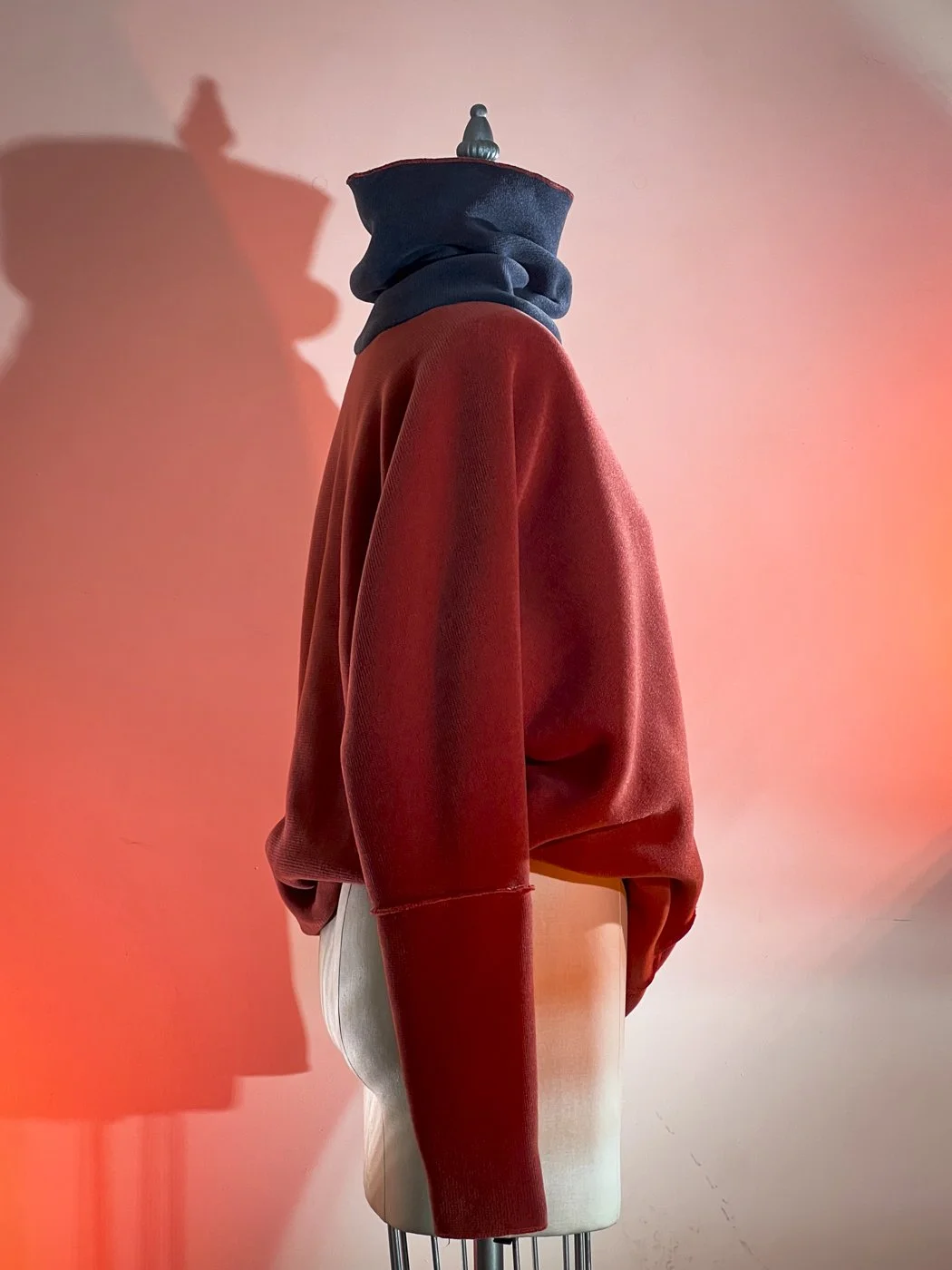 MACHIN-MACHINE-AVEC-pull-rouge-rose-17.jpg