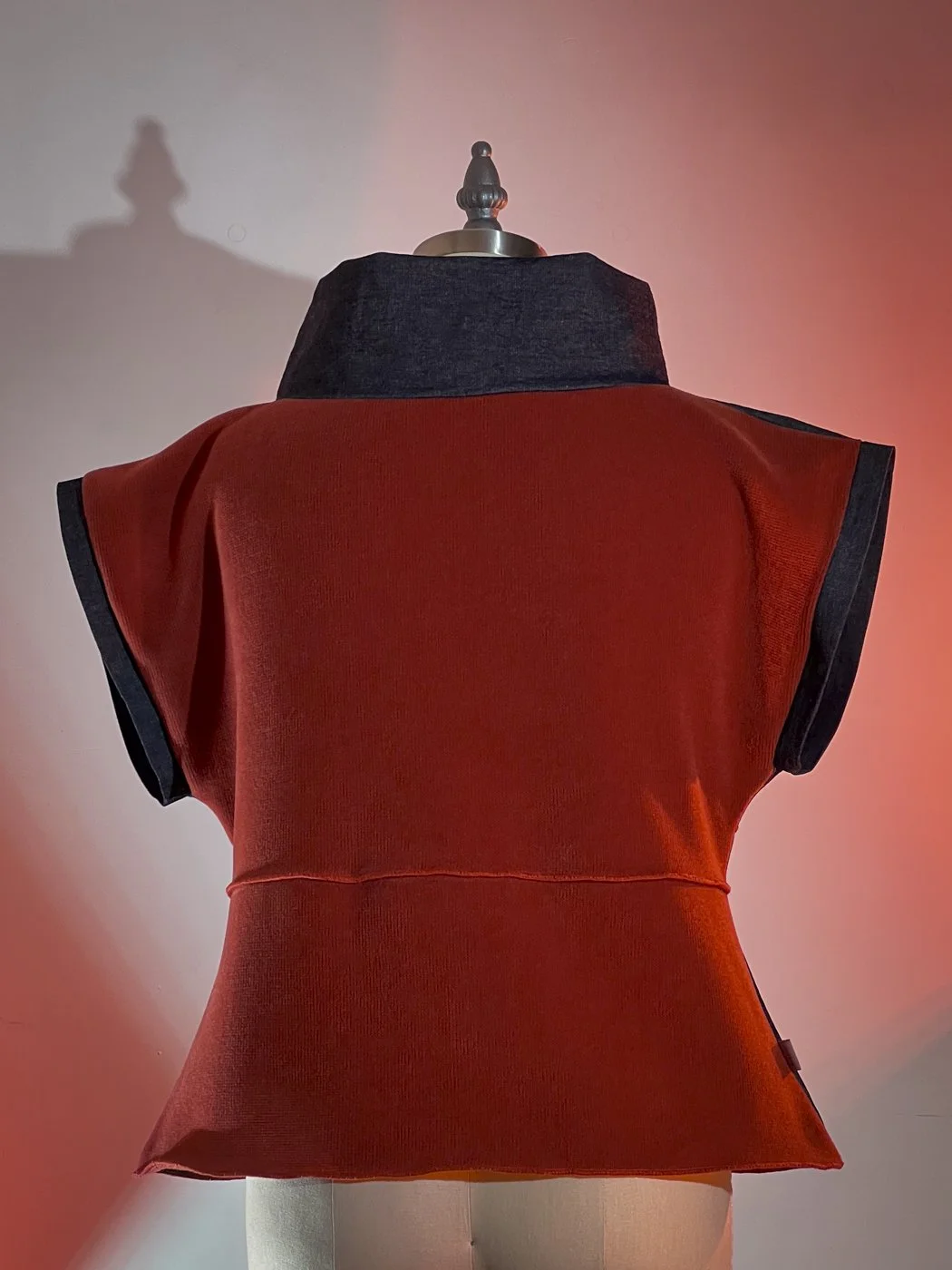 MACHIN-MACHINE-AVEC-débardeur-rouge-rose-3.jpg