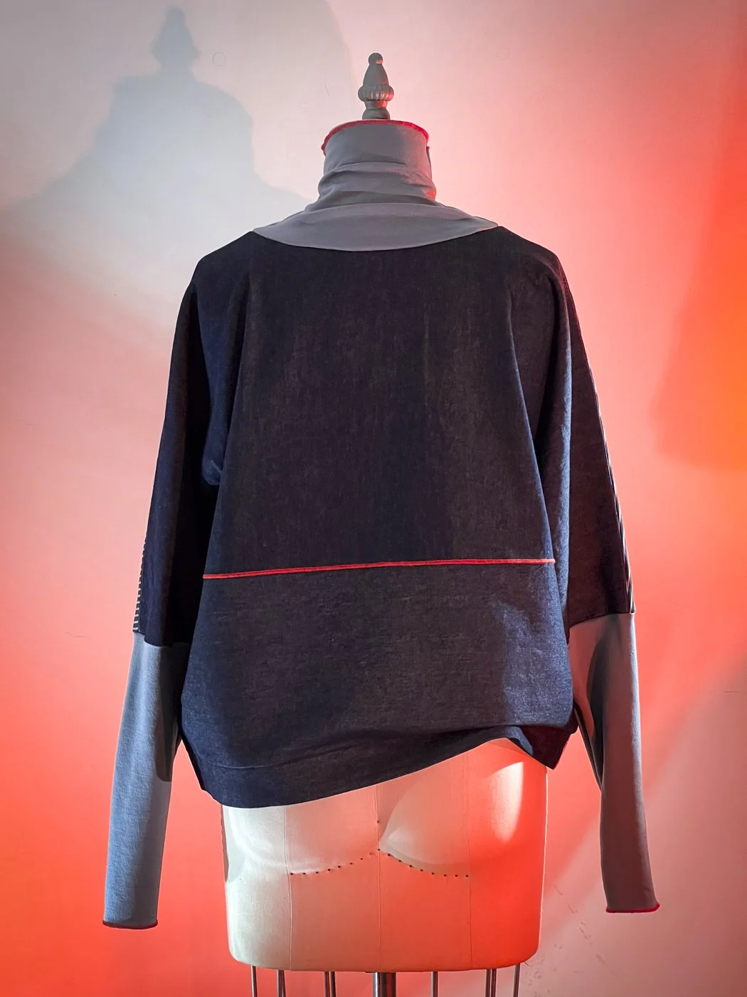MACHIN-MACHINE-AVEC-blouse-rouge-10.jpg