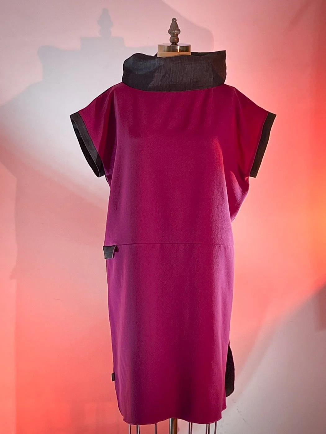 MACHIN-MACHINE-AVEC-robe-rose-1.jpg
