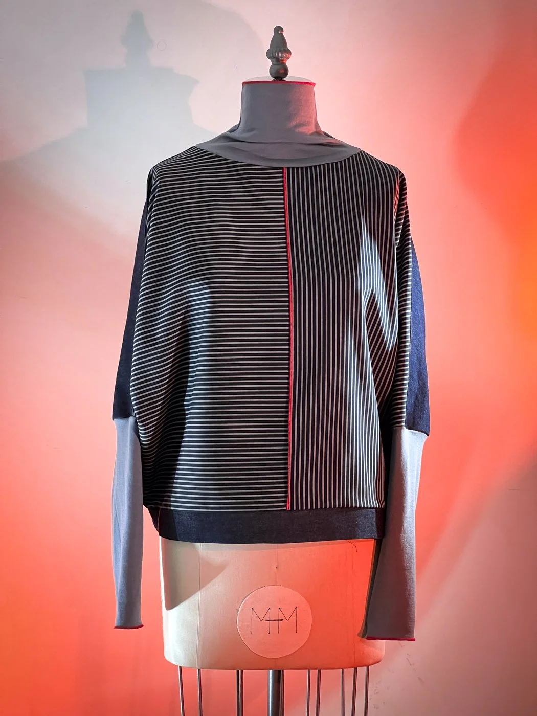 MACHIN-MACHINE-AVEC-blouse-rouge-8.jpg