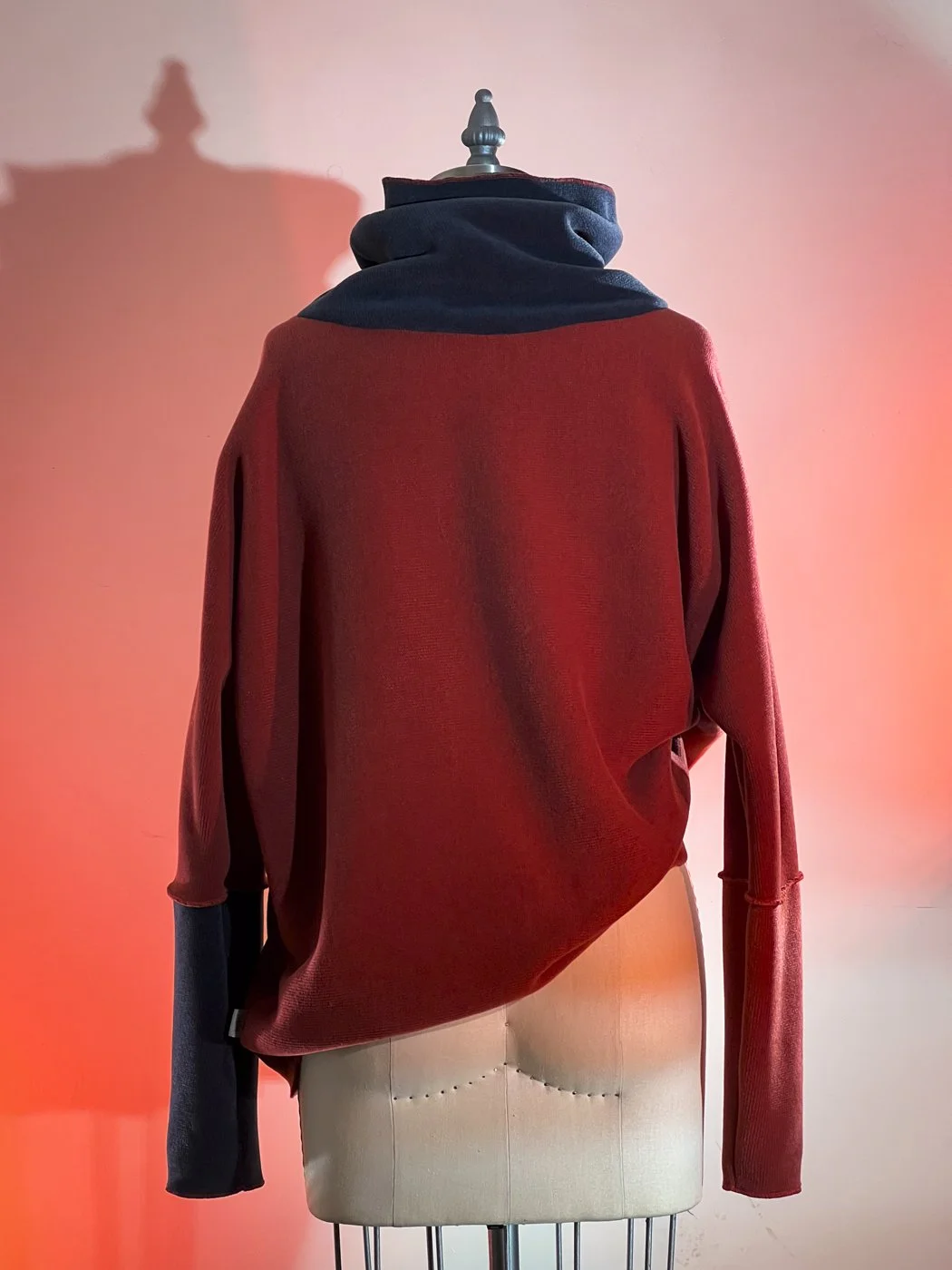 MACHIN-MACHINE-AVEC-pull-rouge-rose-19.jpg