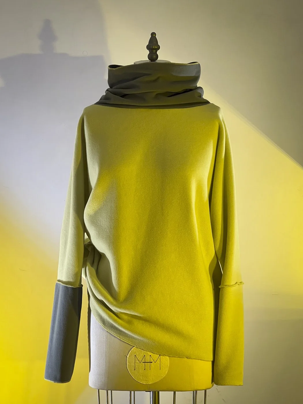 MACHIN-MACHINE-AVEC-pull-jaune-27.jpg
