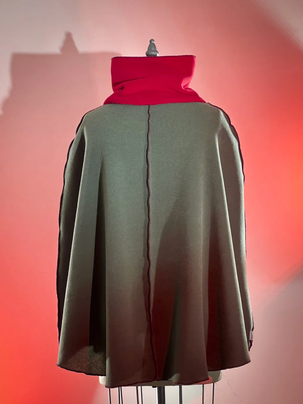 MACHIN-MACHINE-AVEC-pull-rouge-rose-2.jpg
