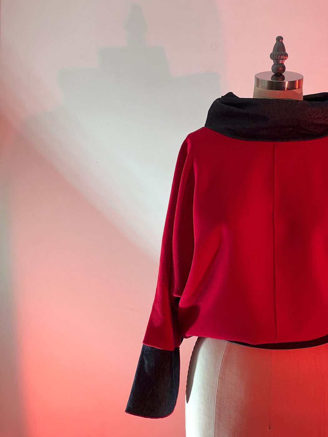 MACHIN-MACHINE-AVEC-blouse-rouge-4.jpg