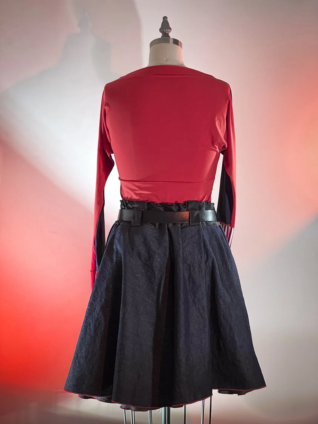 MACHIN-MACHINE-AVEC-jupette-rouge-8.jpg