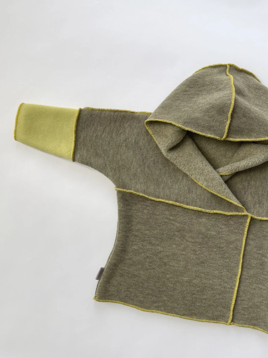 Pull_capuchon | sable + jaune