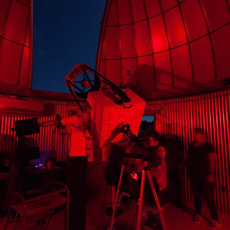 Lights down, eyes up at a #starparty at @mcdonald_observatory. I&rsquo;ve been chasing the dark skies over west Texas for a long time and when the stars come out, it never ceases to mesmerize. 
#bigbend #westtexas