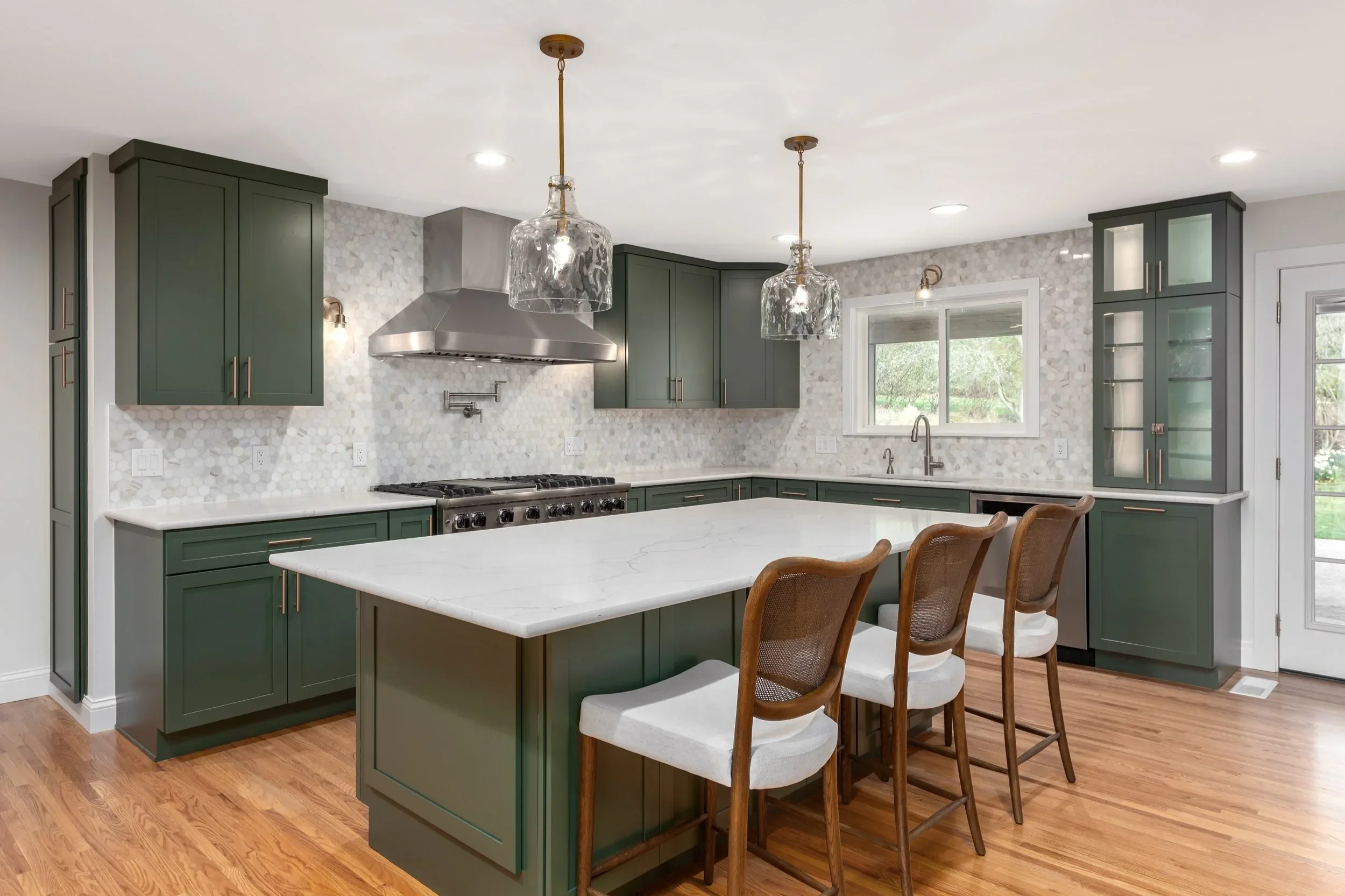 Kitchen Island vs. Breakfast Bar: Which One Is Right for Your St. Louis Home?