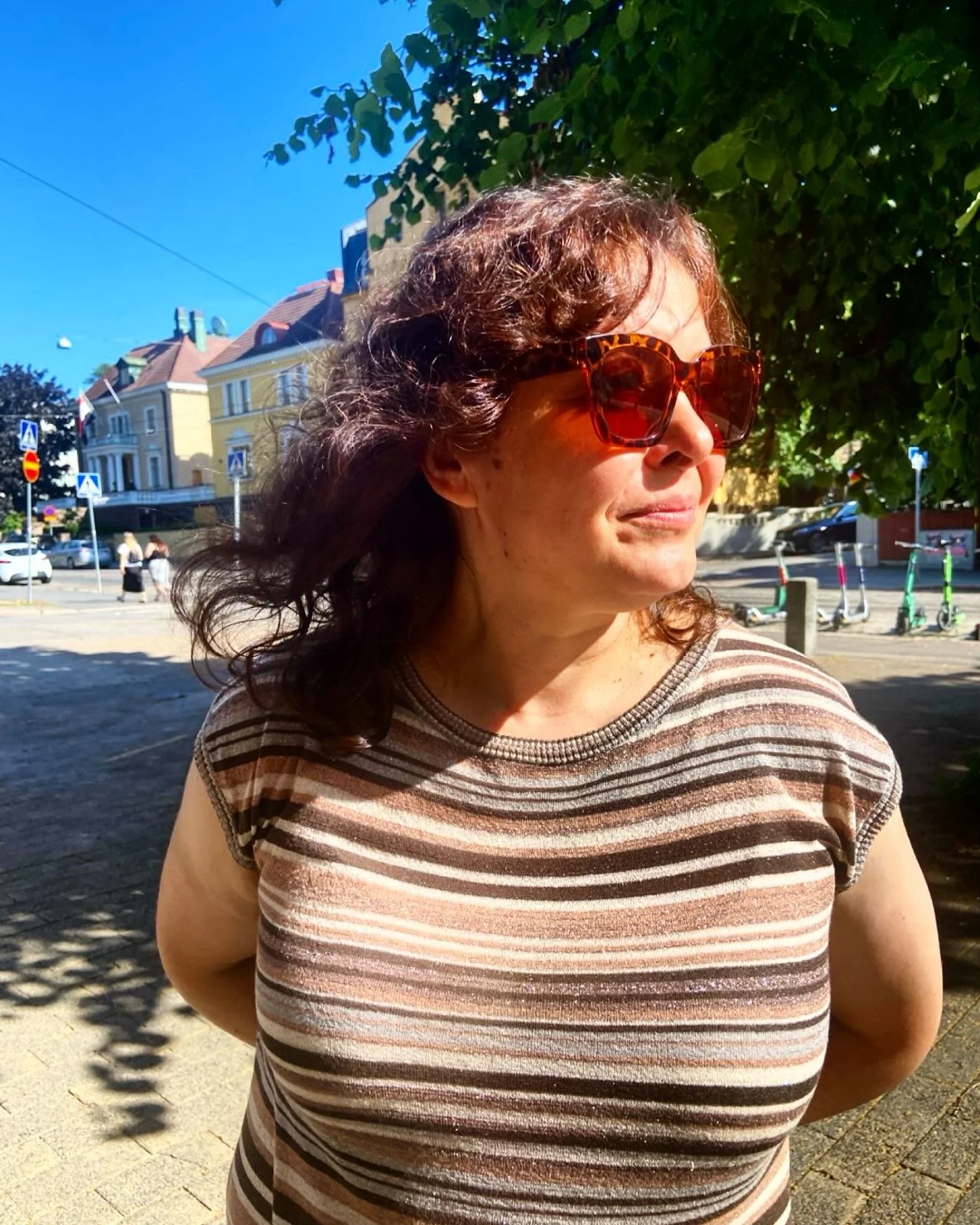 Ville&auml;ntumma Malva @margitngangjoh #kerrostetuthiukset #tummahiusv&auml;ri @mahonkisethiukset #violettihiusv&auml;ri #tummathiukset #malva #kiharathiukset