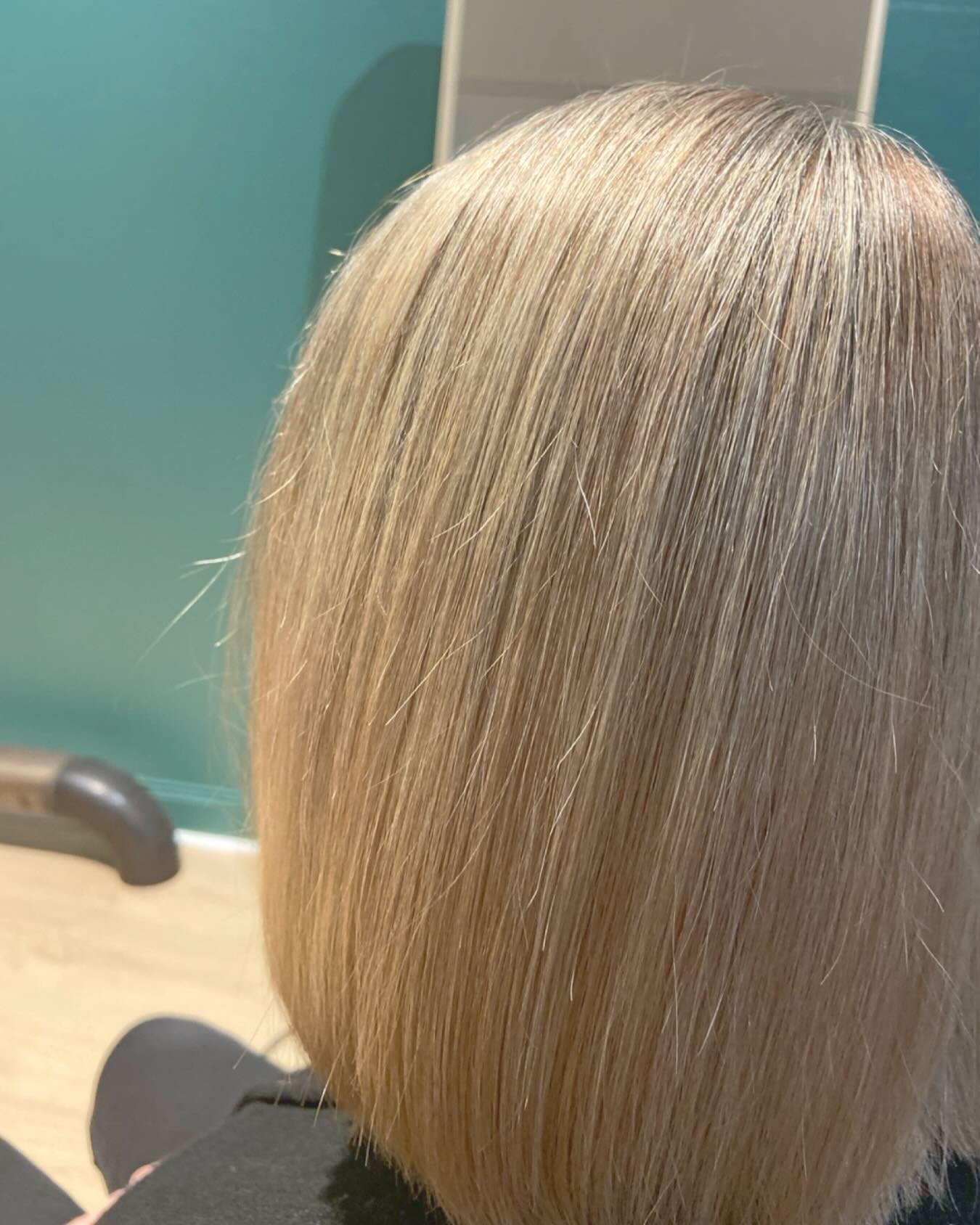 Harmaasta vaaleanhehkuva kevyen kevyill&auml; raidoilla usealla s&auml;vyll&auml; @margitngangjoh #propelliraidoitus #monitasoraidat #harmaathiuksetv&auml;rj&auml;ys