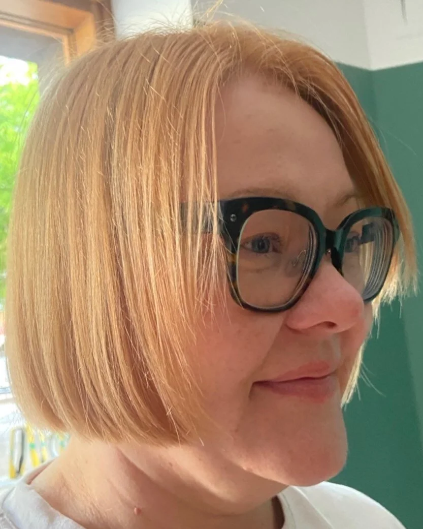 Kaunis vaalea  persikkainen kultakupari napakkaan polkkislinjaan @margitngangjoh