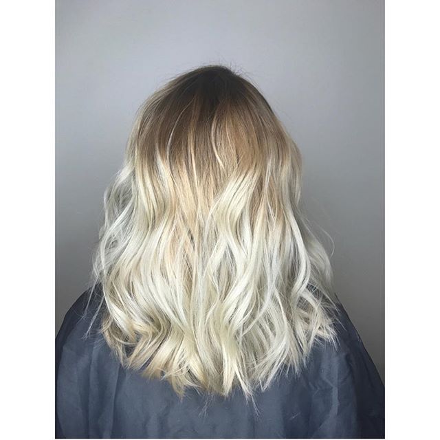 This is everything🙌🏼 &bull;&bull;&bull;done by stylist LeeAnn @beautybyleeann &bull;&bull;&bull; #balayage #pulpriothair #behindthechair @behindthechair_com #babylights