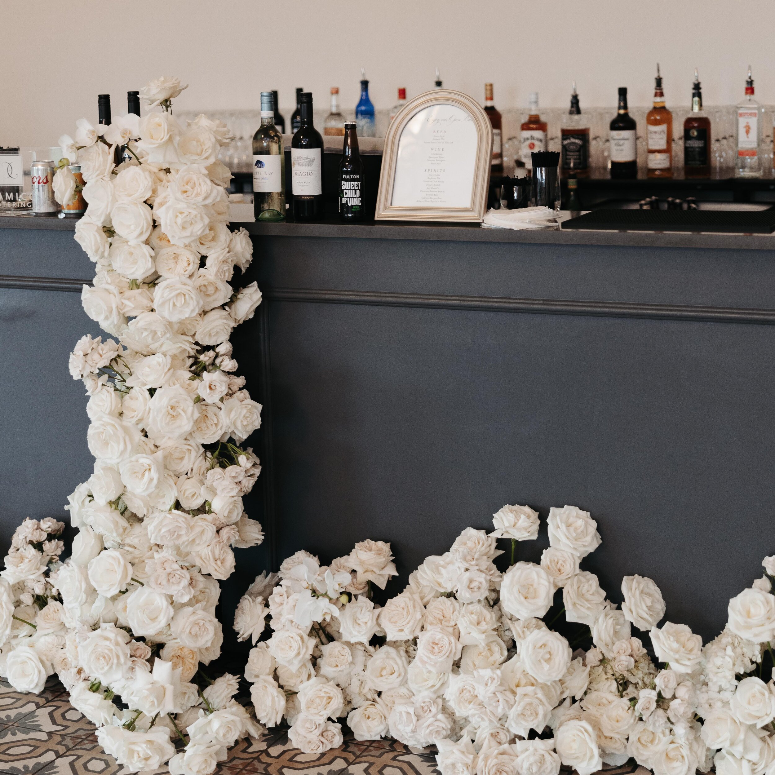 These flowers on the bar were dreamy ✨

photo @janelle.elise.photo