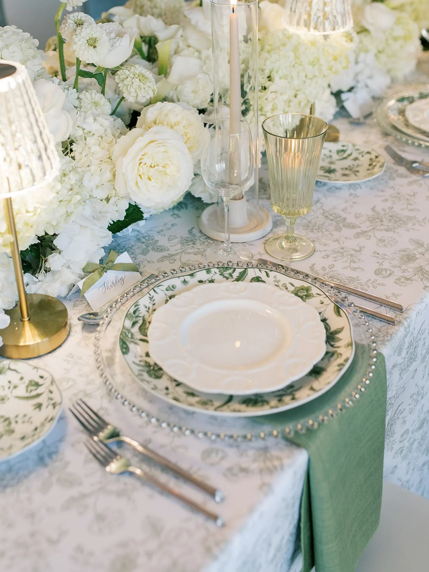 It&rsquo;s giving: table of my dreams ✨

photo @lollipopmedia_mn
florist @apricot.floral
rentals @apreseventandtent
