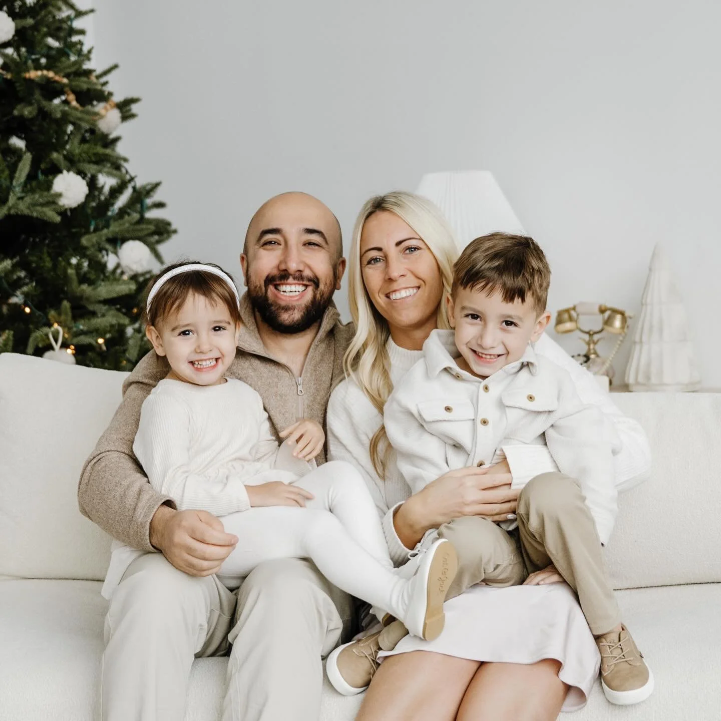 Wishing you a joyful holiday season and a happy new year ✨

photo @alileighco