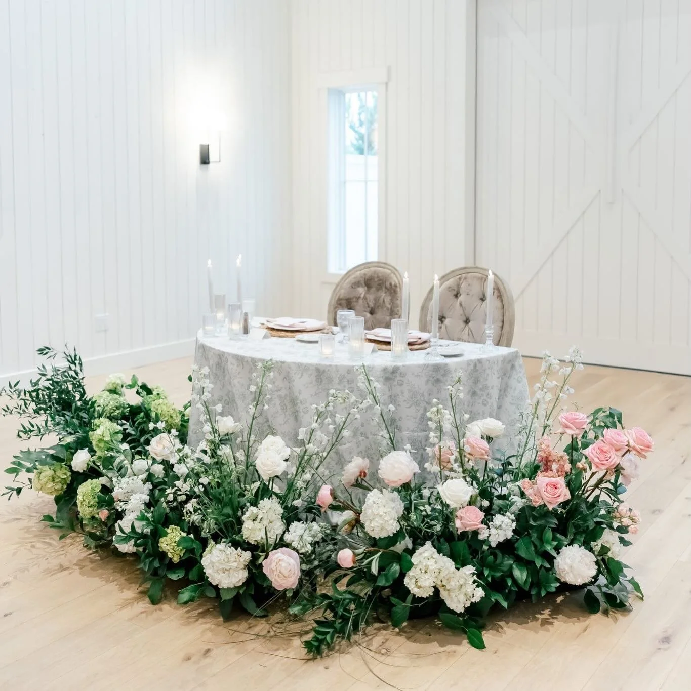 Sweetheart tables are having a moment 🤍

photo @lindseywhitephoto