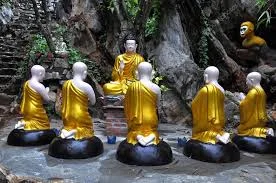 Buddha a tanítványaival. Vietnam. Copyright: salejean