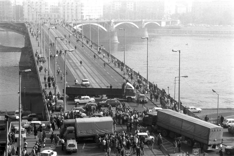 Taxisblokád, 1990. A Margit hídon tiszta a levegő