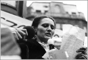 AZ őrizetbe vett Demszky Gábor helyett Hodosán Róza beszél 1988. március 15-én a Batthanyi mécsesnél