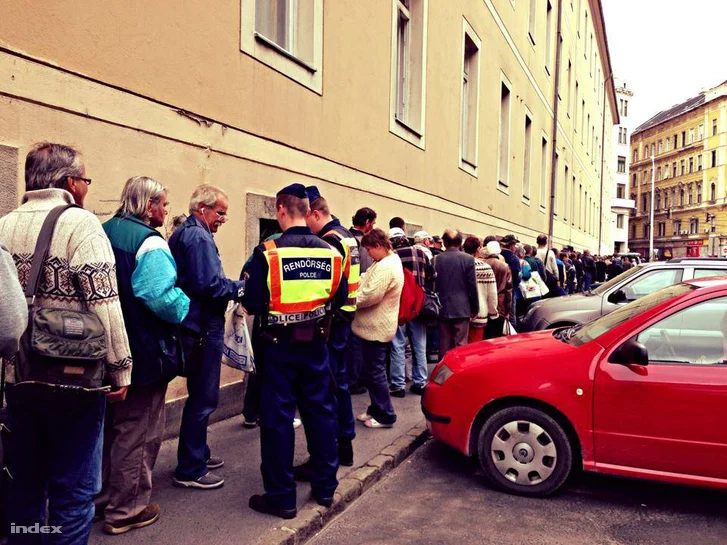 Ételosztásra várókat igazoltatnak a Rókus kórház mellett