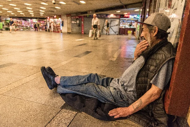 A Fidesz az Alaptörvény újabb módosításával ünnepelte választási győzelmét. A 69 éves marosvásárhelyi kőműves hajléktalan Budapesten. Magatartása az Alaptörvényt sérti (A Ripost felvétele)
