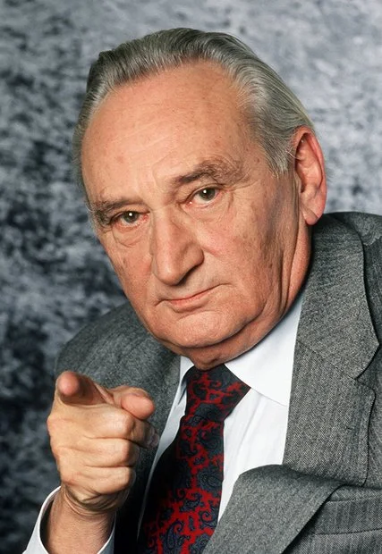 Egon Bahr, újságíró, szociáldemokrata politikus. A Német Szövetségi Köztársaság új keleti politikájának megfogalmazója. (Wandel durch Annäherung: Közeledéssel a változásokért! )