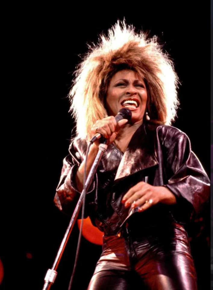 Sotetseg es fennhej Tina Turner 2.jpeg