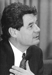 Joachim Gauck evangélikus lelkész, a Stasi-aktákat kezelő hivatal vezetője, 1990 decemberében