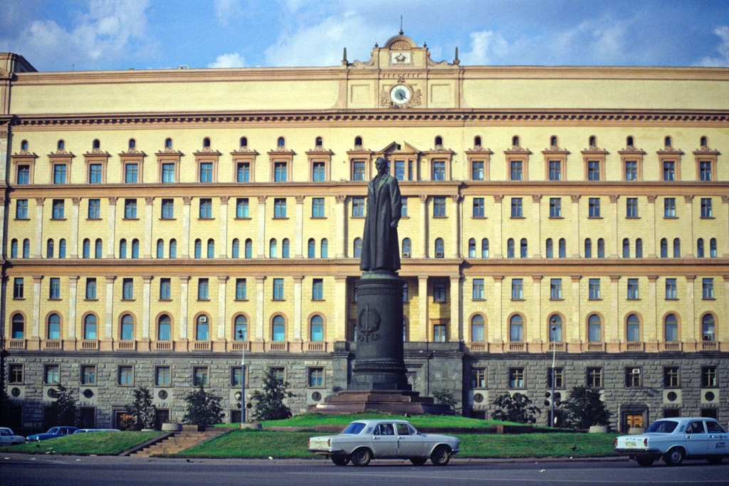 Lubjanka, a KGB székháza, előtte Dzserdzsinszkij szobra