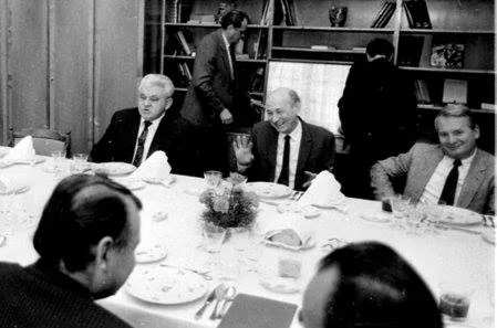 Vacsora a Belügyminisztériumban 1989. január 29-én Harangozó Szilveszter, a III. Főcsoportfőnökség vezetője 60. születésnapja alkalmából, Középen az ünnepelt, jobbján Ladvánszky Károly, az Országos Rendőr-Főkapitányság vezetője, balján Gál Zoltán belügyminiszter-helyettes. Háttal ül Horváth István belügyminiszter és Földesi Jenő államtitkár