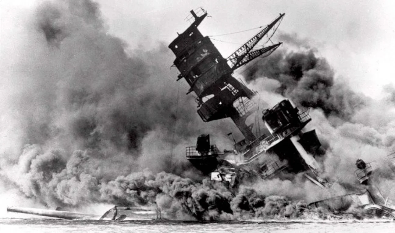 Támadás Pearl Harbor ellen, 1941. december 7. Süllyed a USS Arizona, a fedélzetén ezer tengerésszel