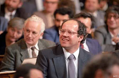 1991. november 23. Az SZDSZ Küldöttgyűlése nagy többséggel elnökké választotta Tölgyessy Pétert
