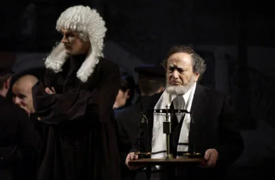 Shakespeare: A velencei kalmár, a belgrádi Jugoszláv Drámai Szinház vendégjátéka a budapesti Új Színházban, 2011.március 21. Antonio: „Nem is tudom, mért vagyok szomorú”. A képen a tavaly elhunyt népszerű szerb színész, Predrag Ejdus Shylock szerepében