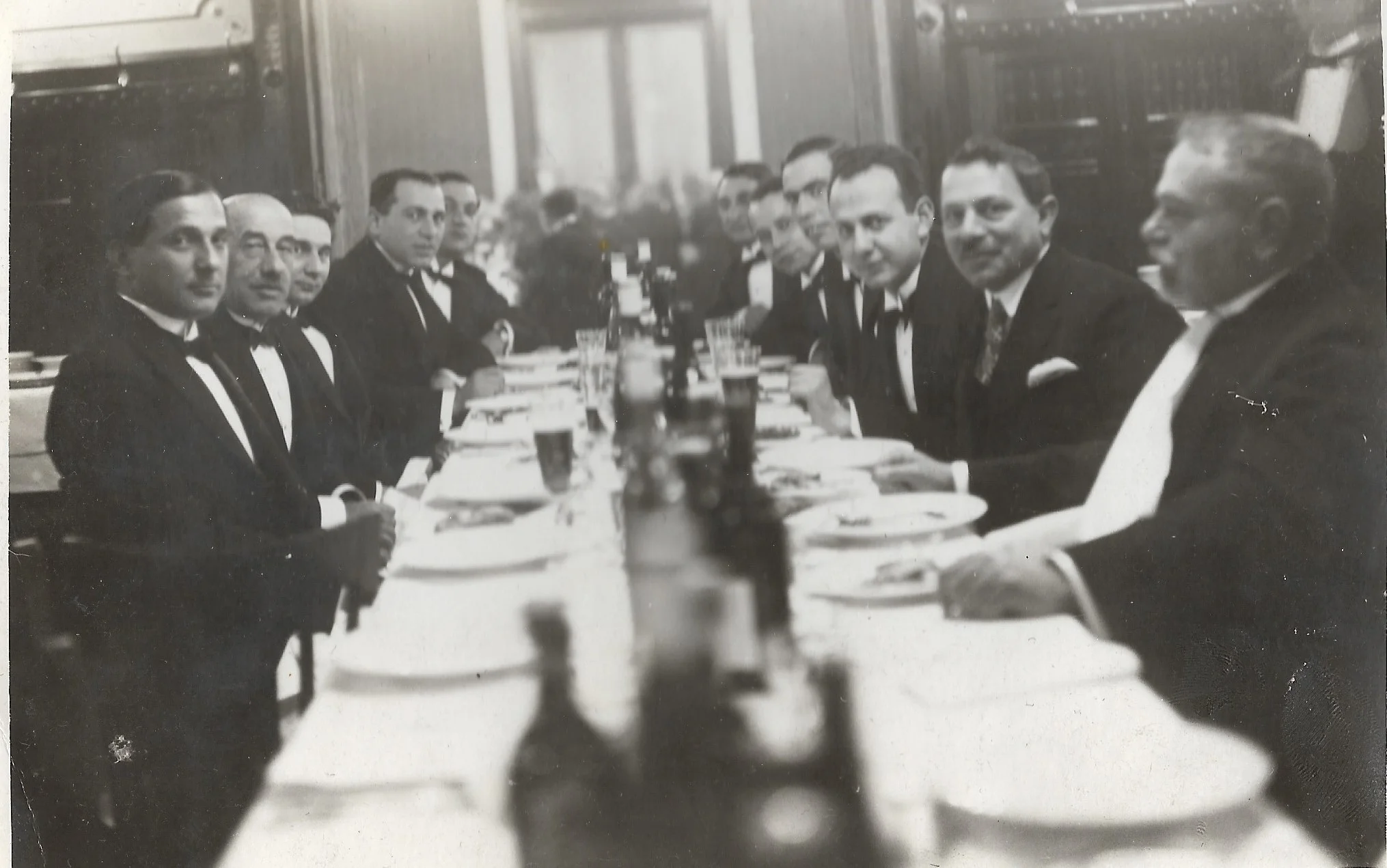 Dr. Simon Béla kupaköszöntő, 1937. A jobb oldalon, a harmadik dr. Kőszeg Ferenc, „fizetés nélküli gyakornok" Simon főorvos osztályán