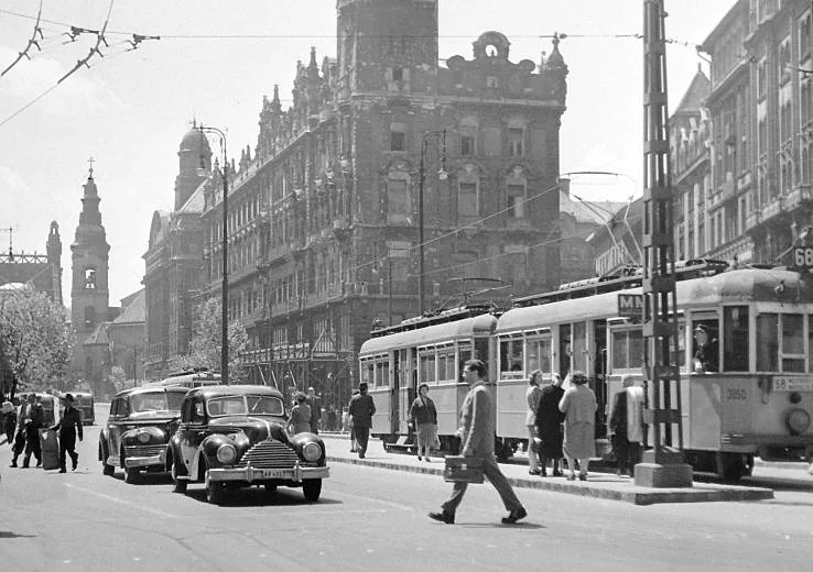 A téren 1972-ig villamos járt