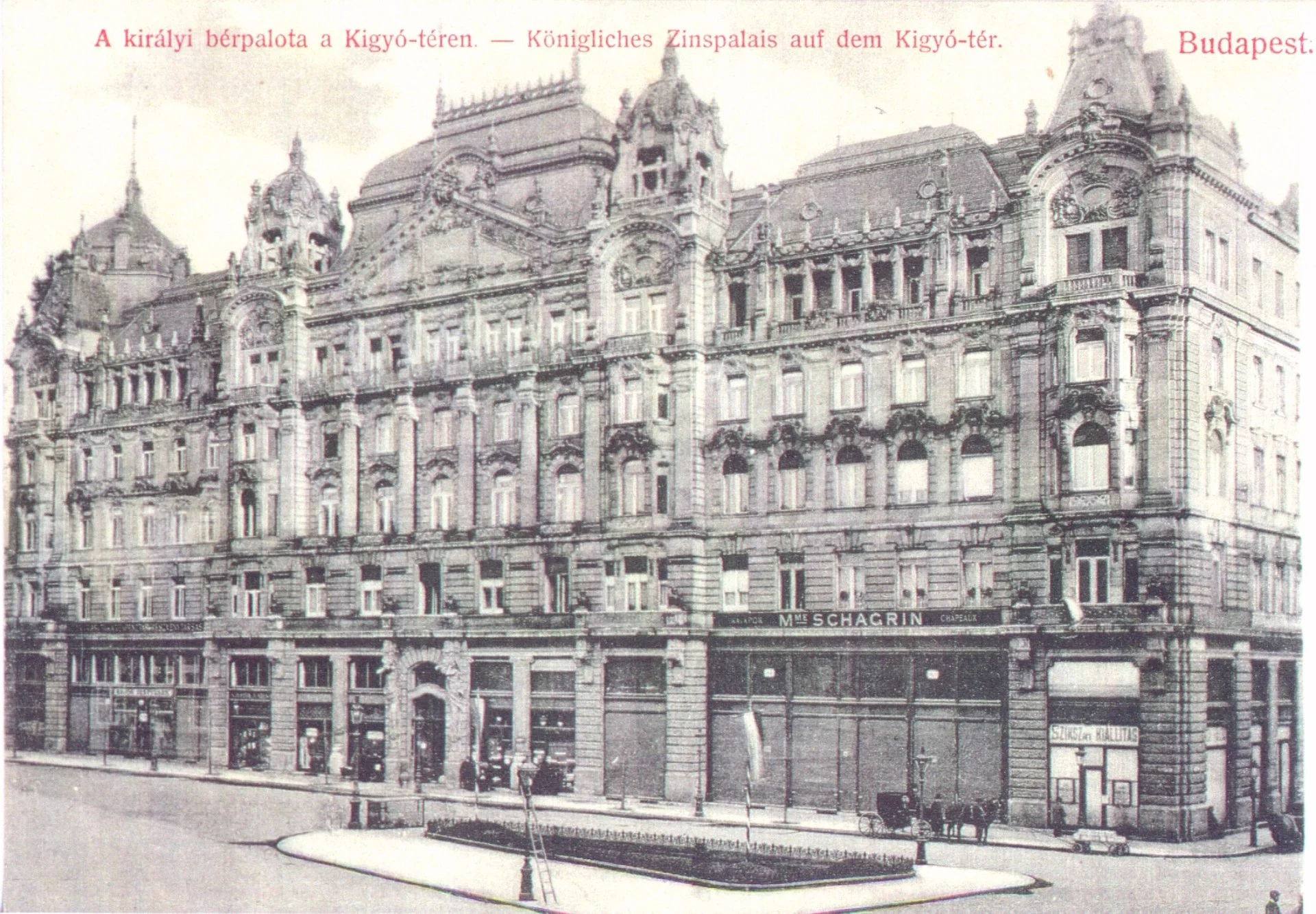 Királyi bérpalota a Kígyó téren. A hatalmas épület 1900–1902-ben épült, egy időben a két Klotild-palotával, amelyek ugyancsak a királyi család magánvagyonához tartoztak. Ferenc József kétszer is meglátogatta az épülő házat. Az épület jobb oldali tetőszerkezete a szemem láttára gyulladt ki 1945 januárjában