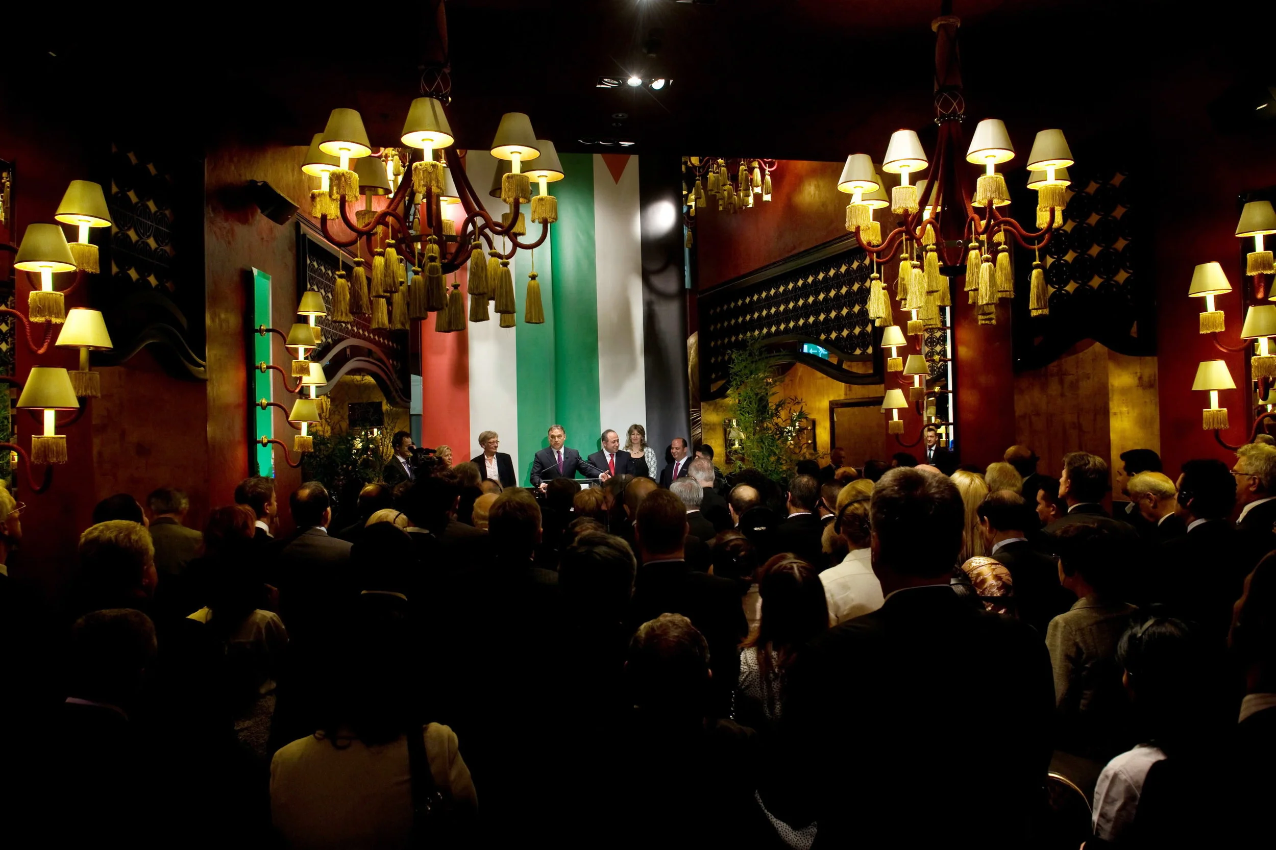 Orbán Viktor megnyitja a Buddha-Bar Hotelt. Együtt a magyar és a jordániai zászló (Turizmus. Online, 2012. június 14.)