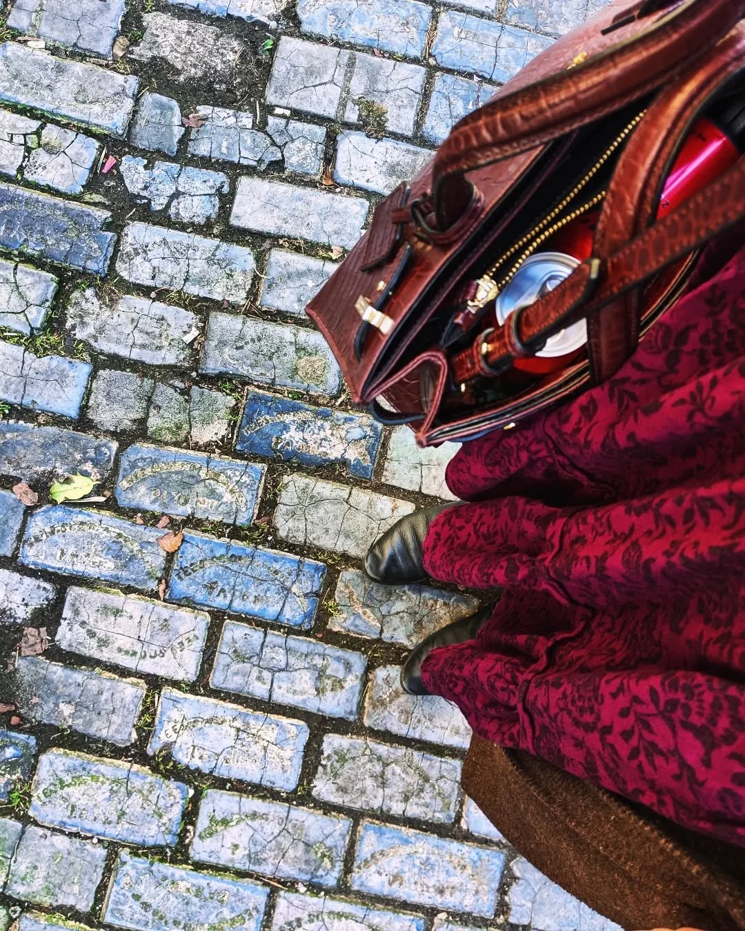 Blue slag bricks down an alleyway in Whitby. I love them. I think that's the Tees Scoriae Brick Company indented into them, which would make sense as they were produced just up the road from here 💙

*This was posted on one of my different accounts, 