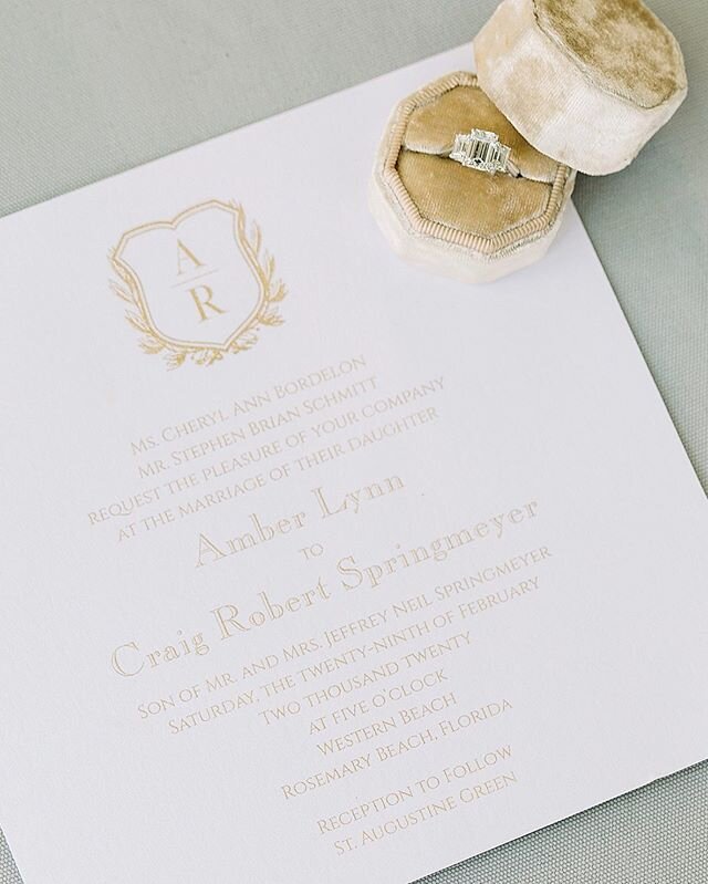 A close up 📷 of a classy crest I designed for a fun couple!!! I love designing crests where couples can use the art on all their day of items! It&rsquo;s the perfect way to brand their special day 🤍
&bull;
Photographer: @amyrileyphotography
&bull;
