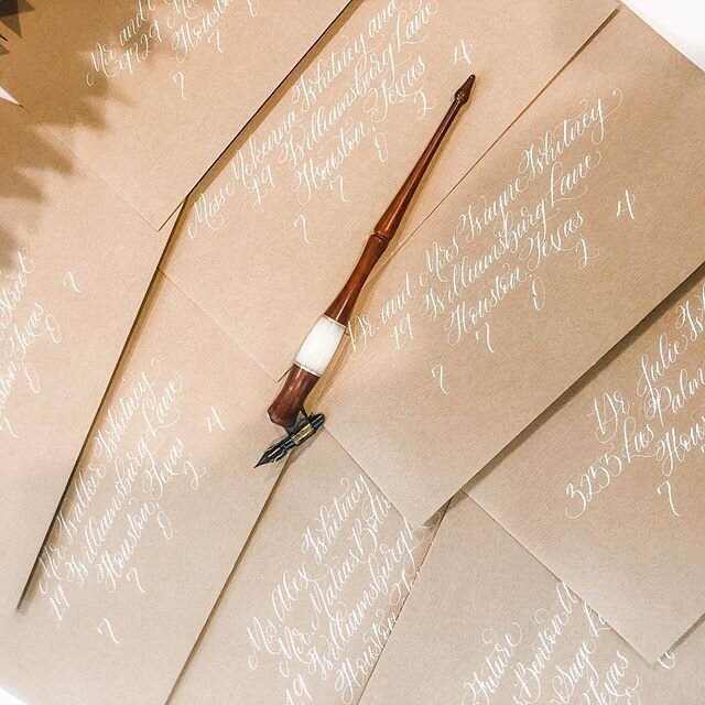 🖋💕 Friday vibes ✨
&bull;
&bull;
&bull;
#calligraphy #houstoncalligrapher #weddingcalligrapher #weddingvendor #weddingstationery #luxuryinvitations #whitecalligraphy #envelopecalligraphy #envelopeaddressing #moderncalligraphy #risingtidesociety #tue